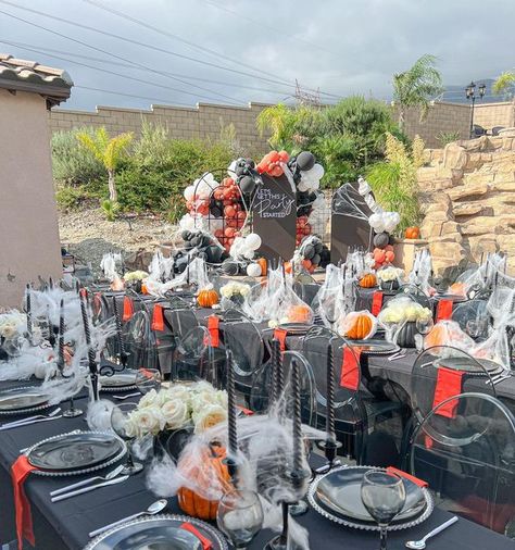 Halloween Table Settings Ideas Party, Halloween Birthday Table Decorations, Halloween Table Settings Ideas, Gothic Photos, Halloween Poses, Halloween Entertainment, Baby Shower Table Decor, Table Settings Ideas, Shower Table Decor