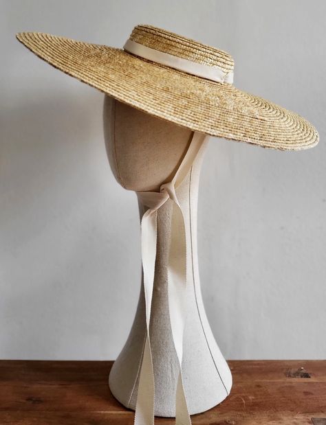 This is a natural straw hat with a shallow crown and a large brim. It has cream coloured grosgrain ribbons attached on both sides of the inside belt. These can be tied under the chin, or backside of your neck The hat is free size and attaches with a discreet millinery elastic, worn around the back of the head. Height of the crown:4cm Width of the brim: 13,5 cm Tulle Headband, Straw Boater Hat, Floppy Straw Hat, Straw Visor, Straw Boater, Gardening Hat, Summer Hats Beach, Spring Hats, Races Fashion