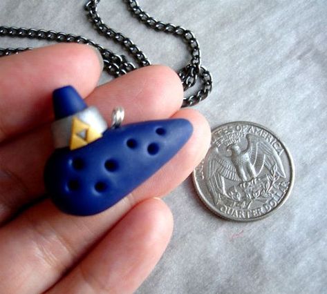 Clay Ocarina, Polymer Clay Kunst, Time Necklace, Zelda Ocarina Of Time, Geeky Craft, Clay Things, Geek Crafts, Poly Clay, Polymer Clay Diy