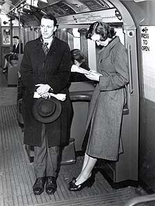 London Tube Louis B Mayer, Irving Thalberg, Nostalgic Photos, Fashion 1920s, Vintage Guide, Norma Shearer, People Reading, London Family, London Tube