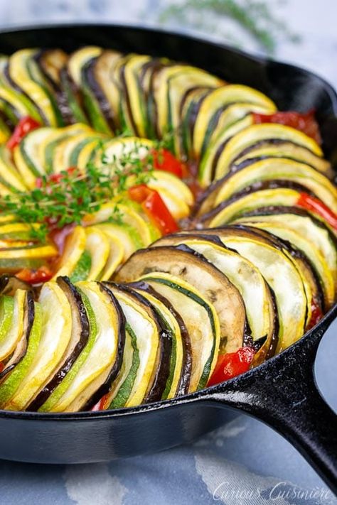 Baked Ratatouille Recipe, Ratatouille Recept, Baked Ratatouille, Eggplant And Tomatoes, Chicken And Veggie Recipes, Squash Zucchini, Ratatouille Recipe, Classic French Dishes, Vegetable Side Dishes Recipes