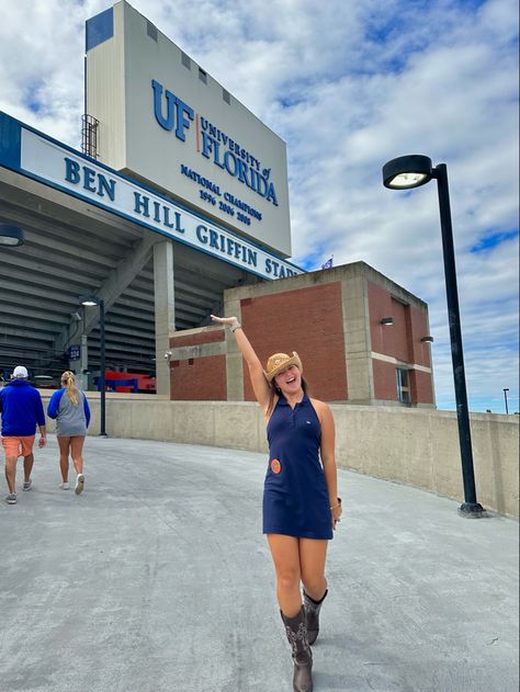 University of florida gameday gator Florida Atlantic University Aesthetic, Uf Gameday Outfit, University Of Florida Aesthetic, Uf Football, Florida University, Tailgate Outfits, Gators Football, College Game Days, Future Vision