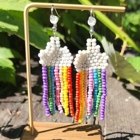 Super Cute Hand Crafted Rainbow Pattern Seed Bead Earrings. Absolutely Adorable Beading Techniques Free Pattern, 3d Seed Bead, Seed Bead Animals, Beading Business, Easter Beads, Seed Bead Earring, Seed Bead Crafts, Beaded Earring, Beading Techniques