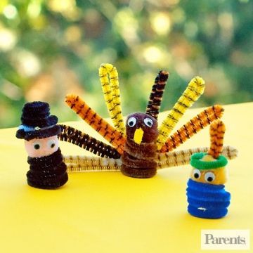 How cute are these Thanksgiving Finger Puppets? Create the puppet body by wrapping your finger with a pipe cleaner. Glue a pompom onto the top for a head and decorate it with two googly eyes. For the Pilgrim, spiral a black pipe cleaner into a hat. Give the Indian a headband with a bent pipe-cleaner feather in the back. For the turkey, bend striped pipe cleaners in half to look like feathers and glue them into a fan-shaped tail. Thanksgiving Swaps Girl Scouts, Turkey Day Crafts, Thanksgiving For Kids, Gs Swaps, Craft Pipe Cleaner, Thanksgiving Crafts For Toddlers, Scout Swaps, Thanksgiving Turkey Craft, Easy Thanksgiving Crafts