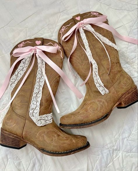 Western Coquette Aesthetic, Pink Cowboy Aesthetic, Goth Ethereal, Aesthetic Cowboy Boots, Cowgirl Boots Aesthetic, Traje Cowgirl, Country Pink, Foto Cowgirl, Cute Cowgirl Boots