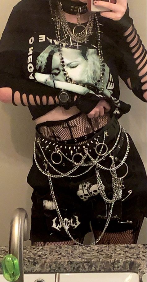 Goth Outfits With Shorts, Hot Topic Outfits Grunge, Goth Outfits Shorts, Alt Shorts Outfit, Hot Emo Outfits, Gothic Punk Outfits, Type O Negative Aesthetic, Chain Outfit Aesthetic, Shorts With Chains