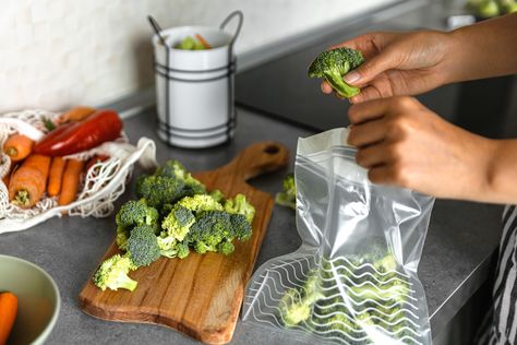 How to Store Broccoli 3 Different Ways to Maintain Freshness (and Nutrition) for Up to 8 Months How To Store Grapes, How To Store Apples, Celery Recipes, Different Fruits And Vegetables, 30 Minute Dinners, Recipe 30, Broccoli Recipes, How To Store, Food Trends