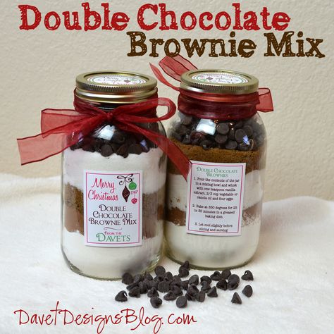 20 Food gifts that don't disappoint: Double choclolate brownie mix Brownie Mix In A Jar, Christmas In A Jar, Mason Jar Mixes, Peppermint Brownie, Brownies In A Jar, Homemade Brownie Mix, Mix In A Jar, Mason Jar Cookies, Double Chocolate Brownies