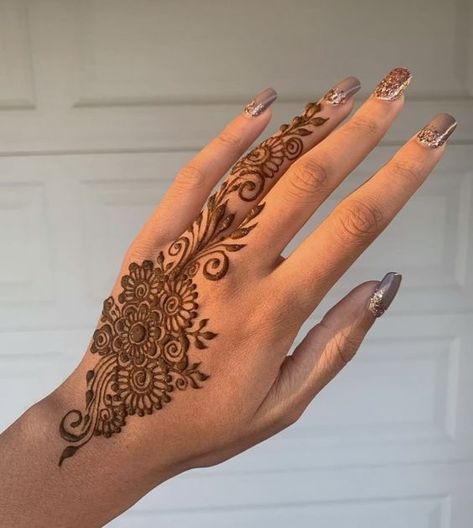 Henna One Finger, Henna Inside Hand, Henna Ideas Simple, Aesthetic Mehndi Design, Mehendi Design Bridal, Mehndi Design Indian, Gold Bangle Design, Aesthetic Trousers, Mehndi Designs For Brides