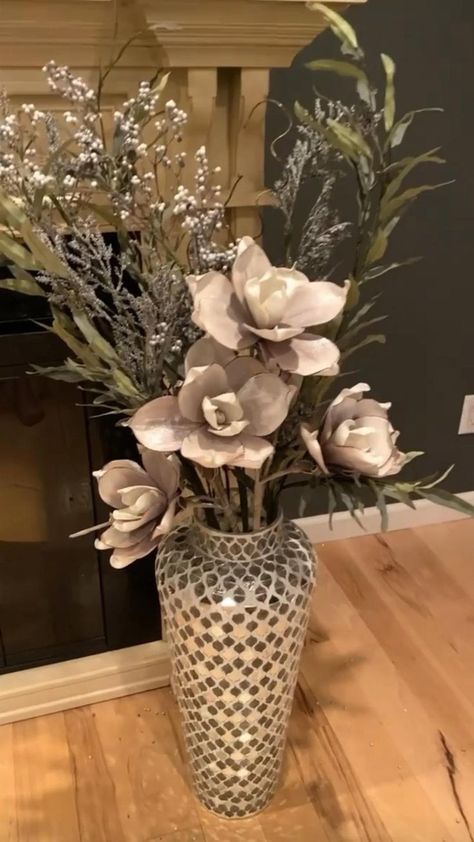 Large Floor Vases Decor Ideas, Big Vase With Flowers, Big Vase Decorating Ideas, Large Floor Vase Decor, Large Vases Decor Ideas, Diy Floor Vase, Tall Floor Vase Ideas, Floor Vase Arrangement, Big Floor Vases