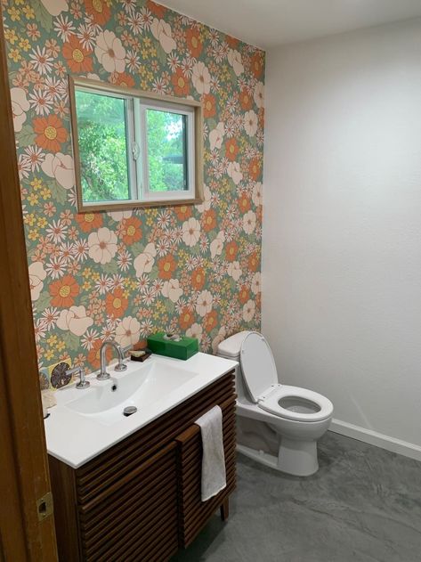 A bathroom with floral wallpaper 1970 Wallpaper, 1970s Cabin, Cabin Apartment, California 1970s, 70s Bathroom, Neutral Backgrounds, Building A Retaining Wall, California Architecture, Gorgeous Wallpaper