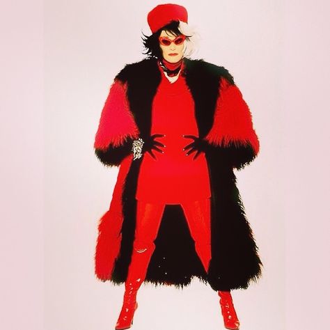 #glennclose #cruelladevill #like 101 Dalmatians Movie, Cruella Deville Costume, Drag Ideas, Cruella Costume, Broadway Costumes, Miranda Priestly, Fur Coat Fashion, Cruella Deville, Glenn Close