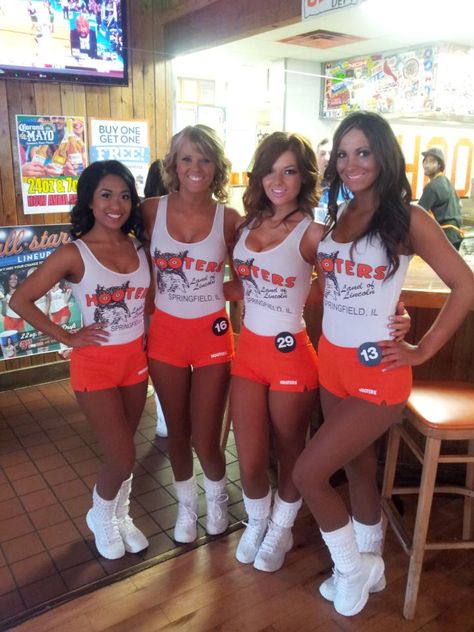 Springfield, IL Hooters Girls - Ro, Courtney, Shandi & Kenzie Hooters Halloween Costume, Easy Girl Halloween Costumes, Halloween Costumes College Girl, Creative College Halloween Costumes, Hooters Costume, List Of Halloween Costumes, 2020 Halloween Costumes, College Halloween Costume, Easy College Halloween Costumes