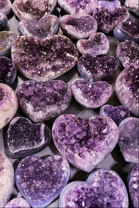 Amythest Aesthetic Crystal, Precious Stones Aesthetic, Amythest Crystals Aesthetic, Amythist Stones, Purple Crystals Aesthetic, Crystal Wallpaper Aesthetic, Crystals Aesthetic Wallpaper, Amethyst Crystal Aesthetic, Intuition Aesthetic