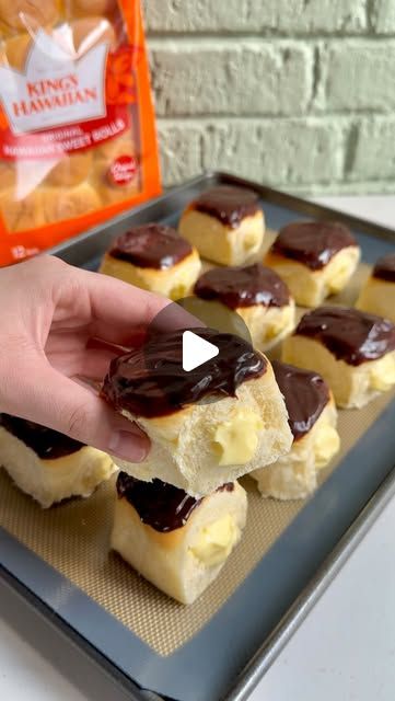 Sophie Knauer | Dangthatssweet on Instagram: "If you’ve ever found yourself craving the flavors of a boston cream pie donut but felt overwhelmed by making the dough and filling from scratch, these boston cream stuffed hawaiian rolls made with @KingsHawaiian Original Hawaiian Sweet Rolls are your answer! 🙌

Comment the word “recipe” below to get the full recipe sent to your DM’s, or visit my website, dangthatssweet.com!" Boston Cream Hawaiian Rolls, Hawaii Rolls Recipes, Stuffed Hawaiian Rolls, Hawaiian Bread Rolls, Hawaiian Bread, Hawaiian Desserts, King Hawaiian Rolls, Hawaiian Roll, Sweet Roll Recipe