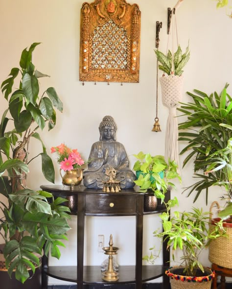 Living Room Statue Decor, Home Entrance Budha, Home Decor Buddha, Buddha Worship Place Home, Corner Statue Ideas, Buddha Corner In Living Room, Home Entryway Ideas Indian, Budha Corner Decor, Buddha Living Room Decor