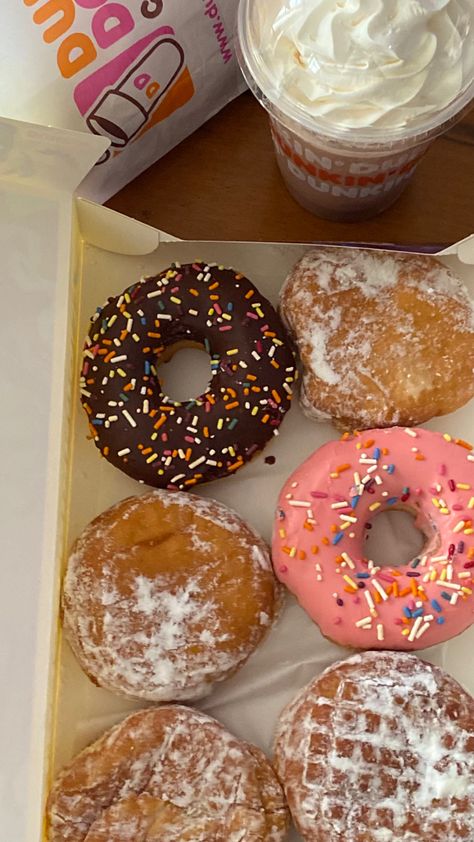 Dunkin Donuts Aesthetic, Estilo Chola, Dunkin Donut, Sleepover Food, Food Drink Photography, Food Therapy, Delicious Donuts, Desert Recipes, Food Obsession