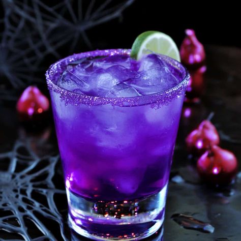 Maleficent Halloween Cocktail Recipe Bartending Drinks, Pineapple Lemonade Punch, Fun Halloween Drinks, Halloween Themed Snacks, Halloween Punch Recipes, Maleficent Halloween, Spooky Halloween Desserts, Halloween Shots, Halloween Party Drinks