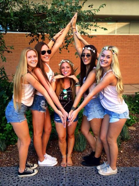 Kappa Alpha Theta at Arizona State University #KappaAlphaTheta #Theta #BidDay #sorority #ASU Pose Pengantin, Group Photo Poses, Group Picture Poses, Sisters Photoshoot Poses, Friendship Photoshoot, Group Photography Poses, Sisters Photoshoot, Friend Pictures Poses, Indian Wedding Photography Poses