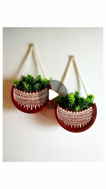 Handmade Wall Hangings Crafts Ideas, Hanging Pot Diy, Planter Painting Ideas, Hanging Planters Diy, Craft From Waste Material, Diy Hanging Planter, Pot Painting, Waste Material, Handmade Planter