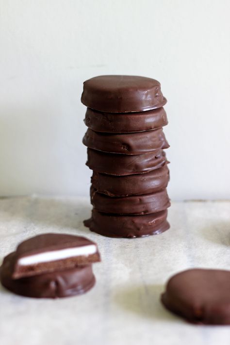 Homemade Mint Slices - New Zealand's favourite biscuit made at home! Crispy chocolate biscuits topped with peppermint fondant and coated in chocolate. | thekiwicountrygirl.com Mint Patties, Easy Vegan Cookies, Patisserie Vegan, Vegan Cookies Recipes, Vegan Candies, Desserts Vegan, Raw Desserts, Raw Chocolate, Peppermint Patties