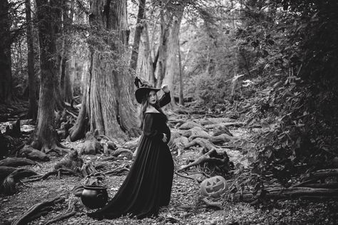 Spooky Fall Maternity Photos, Witchy Maternity Photos, Halloween Maternity Photoshoot, Creepy Maternity Pictures, Gothic Maternity Shoot, Dark And Moody Maternity Photos, Goth Maturnity Shoot, Maternity Photography Poses Outdoors, Maternity Photography Poses Pregnancy Pics