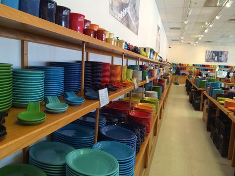 Fiesta Ware Color Combinations, Fiesta Ware Display, Fiestaware Display, Fiestaware Kitchen, Fiesta Ware Colors, Fiesta Ware Dishes, Vintage Dishes Antiques, Fiesta Kitchen, Fiesta Dishes