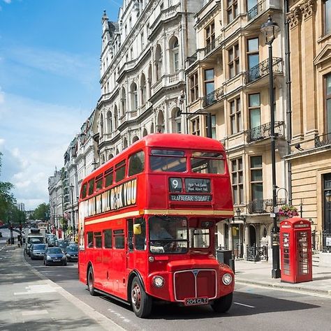 Traditional Routemaster bus at Piccadilly, London, England. Piccadilly London, Pullman Train, London Red Bus, Routemaster Bus, New York Landscape, London Buses, Decker Bus, Red Bus, Double Decker Bus