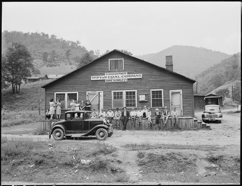 19 Rare Vintage Photos That Show Kentucky's Coal Mining History Hazard Kentucky, Harlan Kentucky, Tennessee Ernie Ford, Harlan County, Pike County, Funny Car Memes, Coal Miners, Dust Bowl, Old Country Stores