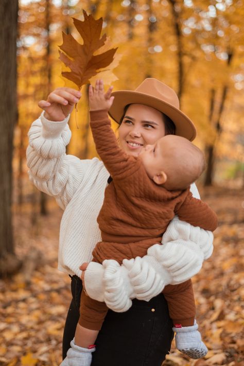 Cute fall photoshoot idea with a baby — I AM CHRISTINA Baby Fall Photoshoot, Mom Baby Pictures, Mommy Son Pictures, Mommy And Me Christmas, Fall Family Outfits, Autumn Family Photography, Toddler Photoshoot, Thanksgiving Photos, Shooting Ideas