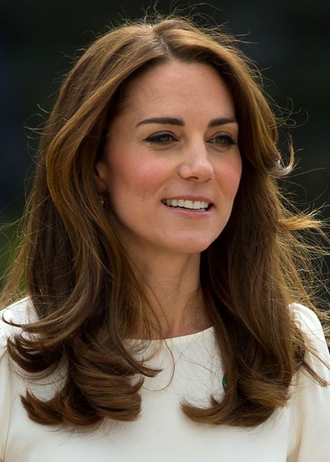 Kate Middleton Skin, Kate Middleton New Hair, Kate Middleton Makeup, Kate Middleton Hair, Celebrity Beauty Secrets, Glowing Skincare, Skin Care Steps, Glowing Complexion, Flawless Skin