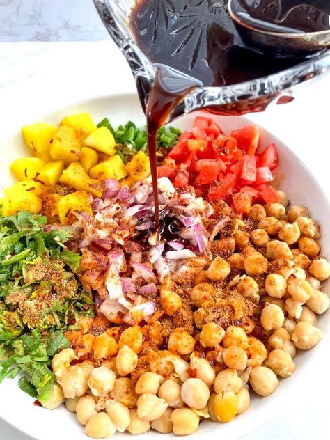 Chana Chaat Recipe Pakistani, Fries Business, Channa Chaat, Chana Chaat Recipe, Snacks And Appetizers, Asian Snacks, Chaat Recipe, Boiled Potatoes, South Asian