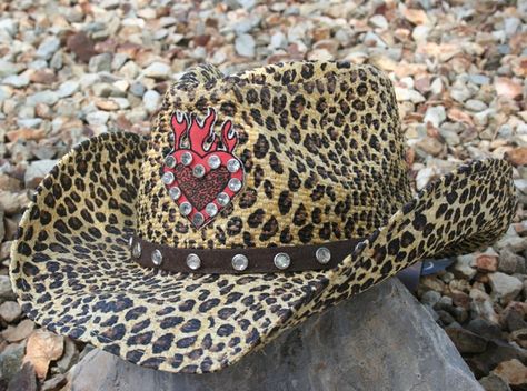 probably my fave cow girl hat ever Happy Cow, Animal Magic, Cowgirl Chic, Leopard Fashion, Jungle Print, Southern Girl, Cowgirl Hats, Cute Hats, Animal Planet