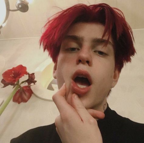 Grunge Boy Aesthetic, Cole Sprouse Lockscreen, Red Hair Boy, Mens Hairstyles Curly, Phoenix Hair, Red Hair Men, Dyed Red Hair, Grunge Boy, Dark Red Hair