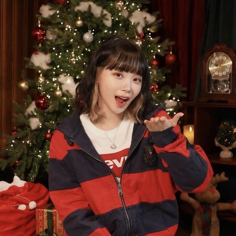 #CHAEWON #LESSERAFIM #IZONE Lee Sserafim, Lesserafim Chaewon, Hair Color Underneath, Kim Chaewon, Black Hair Kpop, Good Luck To You, Christmas Icons, Pose Reference Photo, Grunge Aesthetic