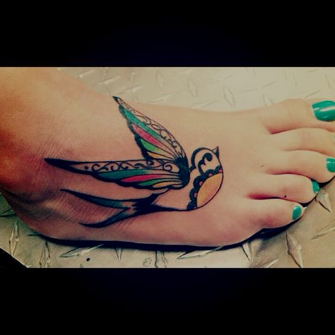 Gorgeous! Flip Flop Tattoo, Swallow Tattoo Design, Vogel Tattoo, Sparrow Tattoo, Swallow Tattoo, Muster Tattoos, Geniale Tattoos, Bird Tattoo, Foot Tattoo