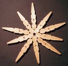 an oldie but a goodie Clothes Peg Snowflake, Peg Craft Ideas, Clothes Pegs Crafts, Clothes Pin Stars, Peg Stars, Clothespin Crosses, Peg Crafts, Clothespin Crafts Christmas, Clothespin Diy Crafts