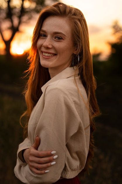 Free AI Image | Medium shot woman posing with flowers Poses Headshot, Business Headshots Women, Business Shoot, Headshot Photoshoot, Female Portrait Poses, Professional Headshots Women, Outdoor Portrait Photography, Business Portrait Photography, Headshot Poses