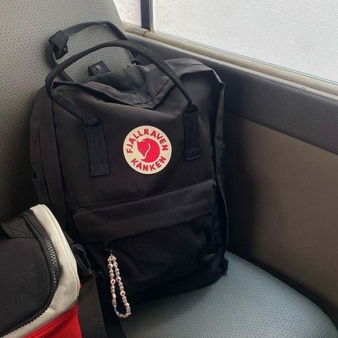 Fjallraven Backpack Aesthetic, Backpack Aesthetic Outfit, Aesthetic Kanken, Fjallraven Kanken Black, Heartstopper Aesthetic, Backpack Fjallraven, Aesthetic Bag, School Bag Essentials, Backpack Essentials