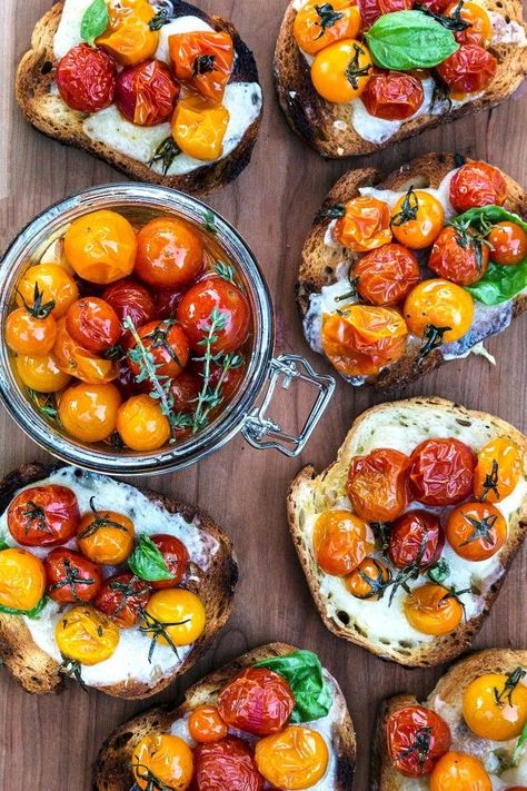 Tomato Crostini, Tomato Confit, Tomato Toast, Confit Recipes, Ricotta Recipe, Cheese Crostini, Tomato Cheese, Recipe Pasta, Cheese Toast