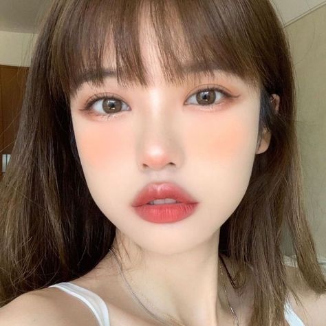 Beige Douyin Makeup, School Makeup Korean, Peach Makeup Look Natural, Korean School Makeup, Beige Eye Makeup, Cinnamon Makeup, Makeup Ala Korea, Makeup Korean Style, Makeup Asia