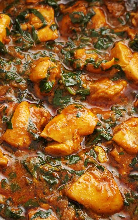 Chicken And Spinach Curry, Chicken Sagg, Indian Chicken Thigh Recipes, Easy Curry Chicken Recipes, Spinach And Chicken Recipes, Indian Recipes For Dinner, Spinach Chicken Recipes, Indian Chicken Stew, Chicken Saag Recipe