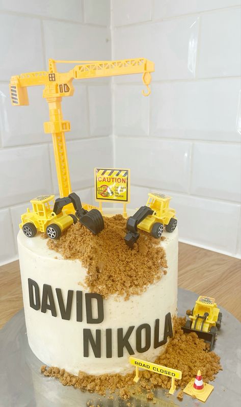 Construction Grooms Cake, Building Cake Ideas, Cake With Excavator, Kids Construction Cake, Construction Themed Cake, Excavator Cake, Building Cake, Construction Birthday Cake, Smash Cake Recipes