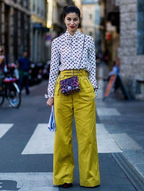 Milan Fashion Week Street Style, Tokyo Street Fashion, Yellow Pants, Dot Dot, Womens Fashion Casual Spring, Womens Fashion Casual Summer, Milano Fashion Week, Spring Street Style, Work Shirt