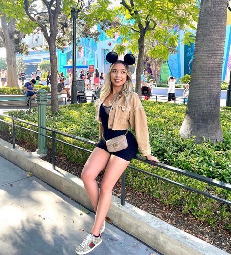 Disney Baddie Outfits, Seaworld Outfit Ideas, Sea World Outfit, Universal Studios Outfits, Disney Ootd, Disneyland Outfits Women, Trendy Disney Outfits, Cute Disney Fits, Fall Disney Outfits