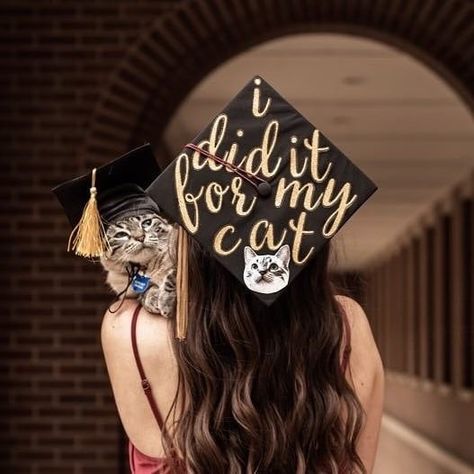 Nursing School Graduation Pictures, College Grad Pictures, Grad Picture Ideas, Graduation Pic Ideas, Senior Photoshoot Poses, College Graduation Cap Decoration, College Graduation Photos, Grad Cap Designs, Senior Photography Poses