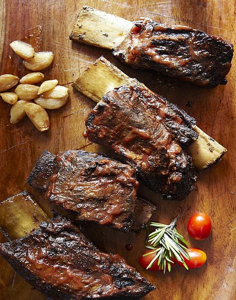 This simple barbecued beef rib recipe starts out in a Dutch Oven and ends up on your grill. While you won't get a lot of authentic smoke flavor you will certainly get some great, tender ribs. English Short Ribs Recipe, Bourbon Barbecue Sauce Recipe, Grilled Beef Short Ribs, Grilled Beef Ribs, Bbq Beef Short Ribs, Bbq Short Ribs, Ribs Bbq, Beef Ribs Recipe, Beef Short Rib Recipes