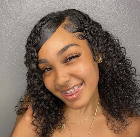 Slicked Side Part Curly Hair, Slick Side Part Hair Down Curly, Slicked Side Part Hair Down, Middle Part Natural Hairstyles, Side Slick Bun, Short Natural Curls Hairstyles, Hairstyles With Side Part, Side Part Curly Hair, Curly Side Part