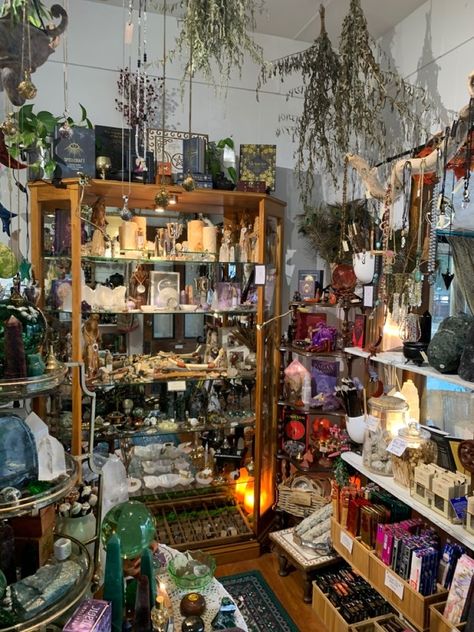 Spiritual Shop Aesthetic, Metaphysical Shop Aesthetic, Crystal Shop Aesthetic, Crystals Room, Crystal Shopping, Witchy Room, Crystal Room, Crystals Store, Crystal Altar