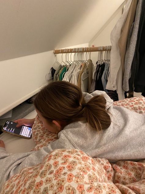 Facetiming Aesthetic, Phone Call Aesthetic, Girlhood Aethstetic, Carmen Core, Quiet Aesthetic, Teenage Life, Laying In Bed, Life Styles, Beyonce Queen